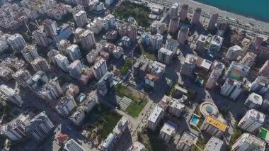 Resimli ve dinamik bir şehir manzarası.