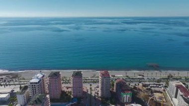 Canlı ve huzurlu bir sahil manzarası..