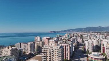 Nefes kesici bir şehir kıyı manzarası.