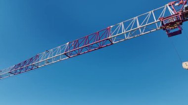 Dinamik ve hareketli bir inşaat ortamı.