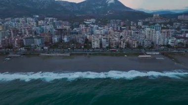 Bulutlu bir günde huzurlu bir şehir manzarası.