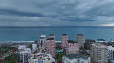 Sakin ve karamsar şehir manzarası.