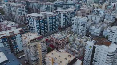 Gri bulutların altında sakin bir şehir manzarası.