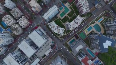 Bulutlu bir günde sessiz bir şehir.