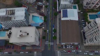 Hareketli ve canlı bir şehir alanı.