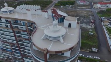 Huzurlu ve resmedilmiş bir şehir ortamı.