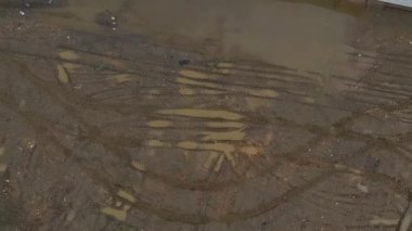 Çiftlik ekipmanlarının bıraktığı temiz yollar.