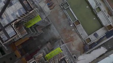 Gelişen ve canlı bir inşaat süreci.