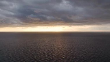 Sakin ve canlı bir deniz görüntüsü..