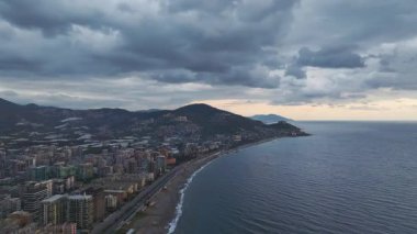 Su ve gökyüzünün huzur dolu bir ahengi.