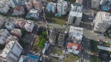 Çoklu işlemleri olan yoğun bir çalışma alanı.