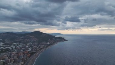 Huzurlu ve huzurlu bir sahil görüntüsü.