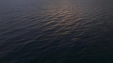 Huzurlu ve resimli bir okyanus manzarası.