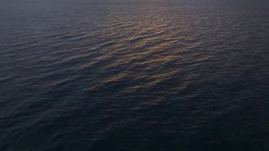 Sakin ve nefes kesici bir kıyı manzarası..