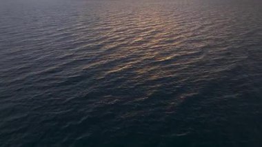 Huzurlu ve canlı bir deniz manzarası.