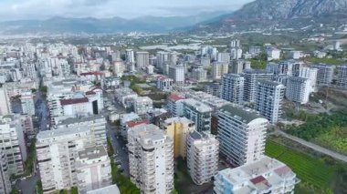 Şehir ve doğal güzelliğin canlı bir karışımı..