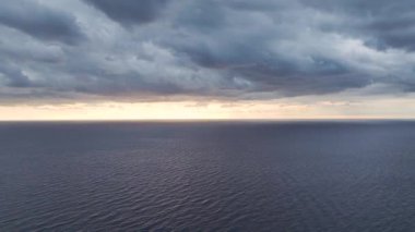 Huzurlu ve huzurlu bir deniz manzarası.