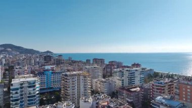 Sakin ve hareketli bir şehir manzarası..