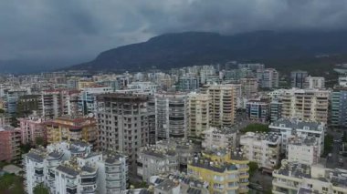 Resimli ve huzurlu bir şehir manzarası..