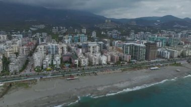 Huzurlu ve canlı bir şehir manzarası..