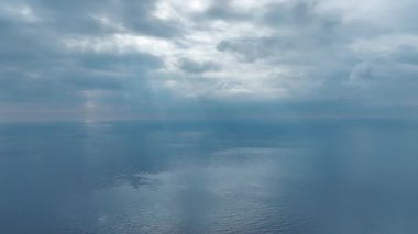 Dinamik ve sakin bir okyanus manzarası.