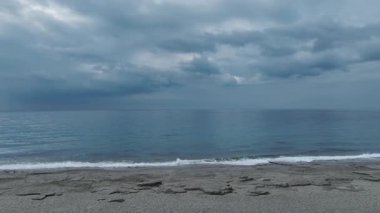 Huzurlu ve dinamik bir okyanus manzarası.