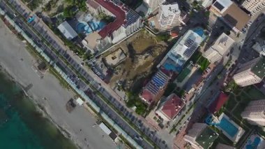 Resimli ve canlı bir ulaşım sahnesi..