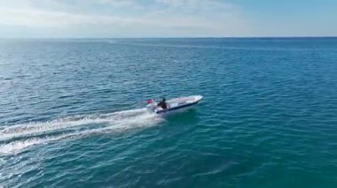 Canlı ve dinamik bir deniz manzarası.