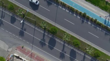 Huzurlu bir deniz kenarı geçmişine sahip dinamik trafik.