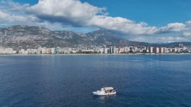 Su ve şehir hayatının sakin bir kombinasyonu.