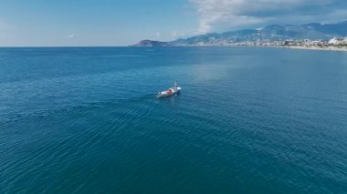 Deniz ve ufkun sakin bir kombinasyonu.