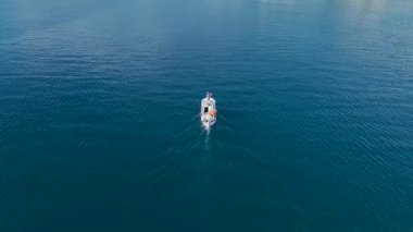 Huzurlu bir deniz ve gökyüzü manzarası.