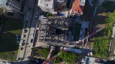 Modern bir inşaat sahasında organize ilerleme.