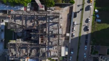 Harekette canlı ve etkili ilerleme.