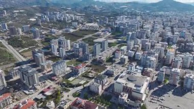 Resimli ve dinamik bir şehir manzarası.