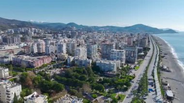 Canlı ve organize ulaşım sahnesi.