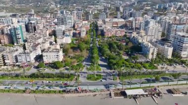 Huzurlu bir deniz arkaplanı olan canlı bir nakliye aracı..