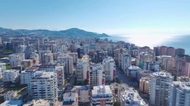 Sakin ve canlı bir şehir-kıyı manzarası.