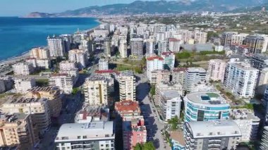 Canlı ve sakin bir kıyı manzarası..