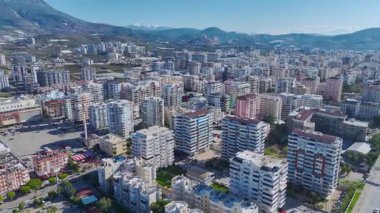 Canlı bir şehir ve sakin bir sahil manzarası..
