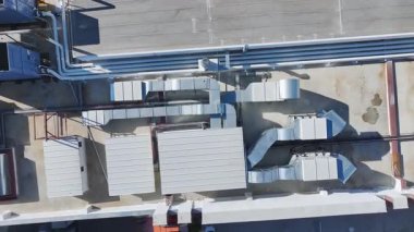 Modern çatı HVAC üniteleri çalışıyor.