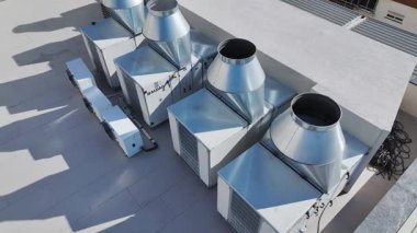 Verimli çatı soğutma sistemleri devrede.