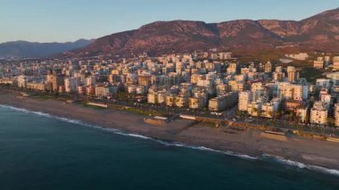 Sakin ve şık bir şehir-deniz karışımı..