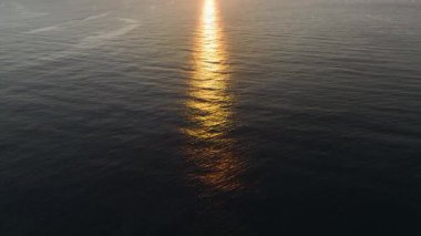 Huzurlu ve resimli bir okyanus manzarası..