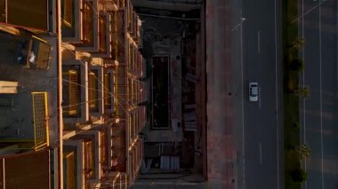 Canlı ve manzaralı kıyı gelişimi.