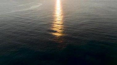 Canlı ve resimli bir kıyı manzarası..