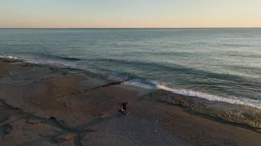 Huzurlu ve resimli bir deniz manzarası.