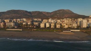 Hareketli kentsel tasarım ve sakin bir zemin.