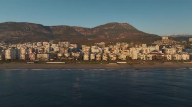 Canlı ve zarif bir şehir-deniz manzarası.