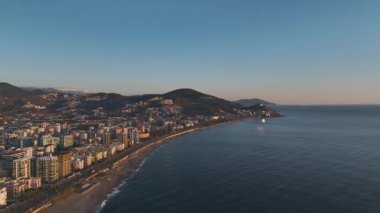 Şehir ve doğal manzaranın pitoresk bir karışımı.